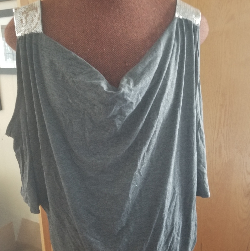 Cold shoulder top. Size 22